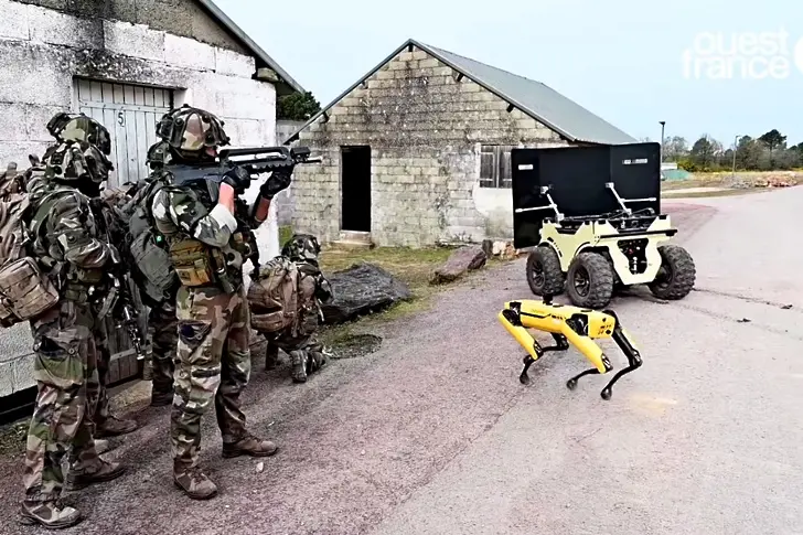 Французи тестват механичното куче Spot и други роботи в бойни учения