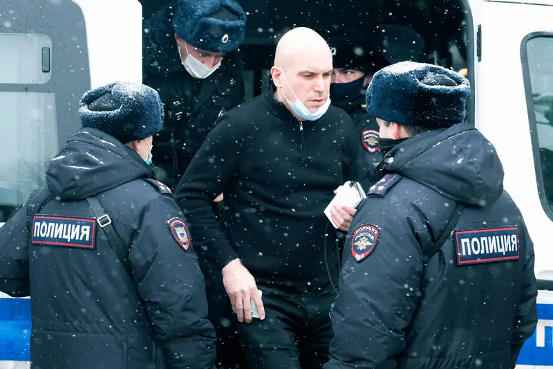 Руската полиция арестува около 200 души