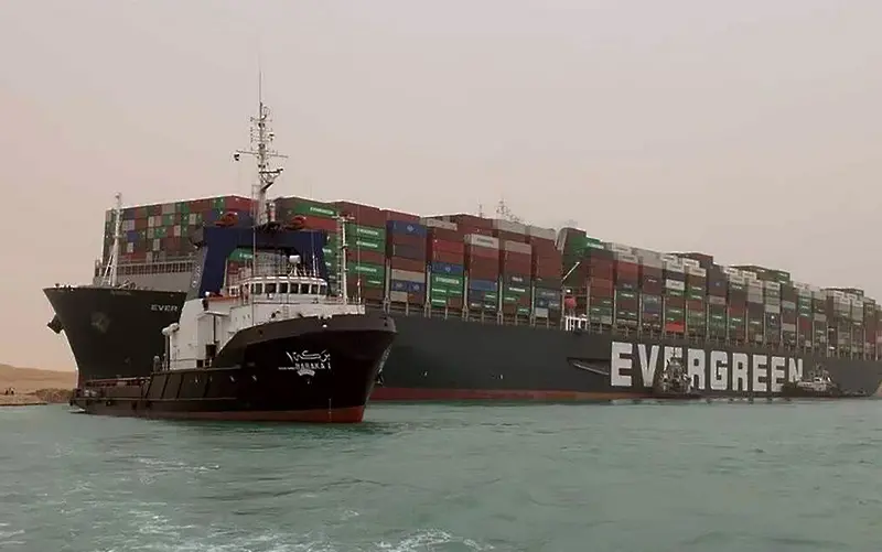 Надежда за световната търговия: корабът в Суецкия канал може да бъде изтеглен утре