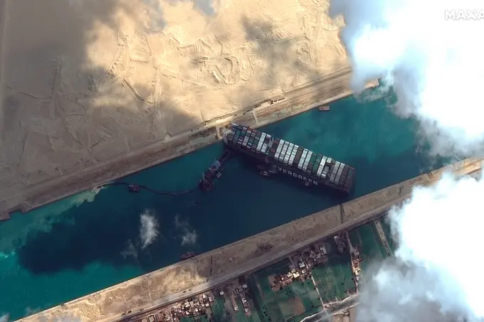 Освободиха заседналия кораб в Суецкия канал (ВИДЕО)