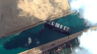 Освободиха заседналия кораб в Суецкия канал (ВИДЕО)