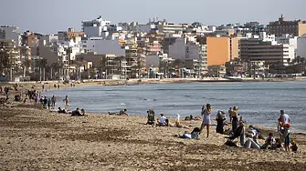 В Испания маските са задължителни дори на плажа и в парка