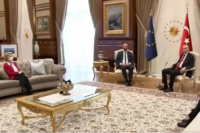 Как Ердоган прати Фон дер Лайен на диван встрани (ВИДЕО)