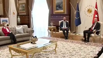 Как Ердоган прати Фон дер Лайен на диван встрани (ВИДЕО)