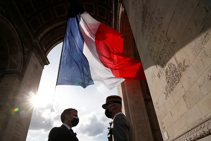 Френски военни атакуват политиката