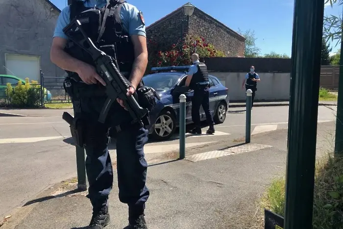 Мъж ранява с нож френска полицайка. Убит е в престрелка при арест