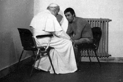 Кой стреля по папа Йоан-Павел II?