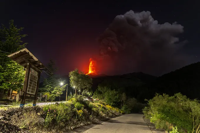 Етна отново изригна - пепел и дим на 4 км над Сицилия