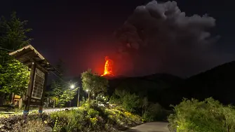 Етна отново изригна - пепел и дим на 4 км над Сицилия