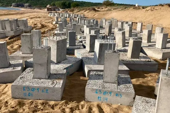 Строителният контрол: липсват правила за бетонните основи на плажа