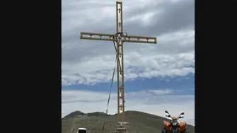 Откраднаха половинтонен 7-метров кръст вечерта след монтирането му