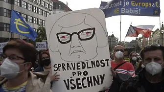Хиляди на протест в Прага срещу чешкия премиер