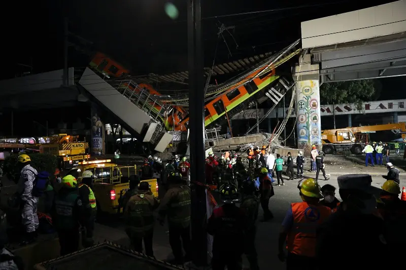 Надлез на метрото се срути в Мексико - над 20 загинали, десетки ранени