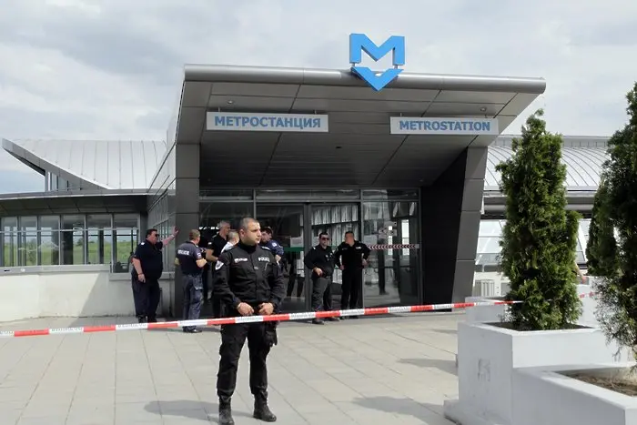 Опит за убийство и самоубийство в метростанцията на летище София