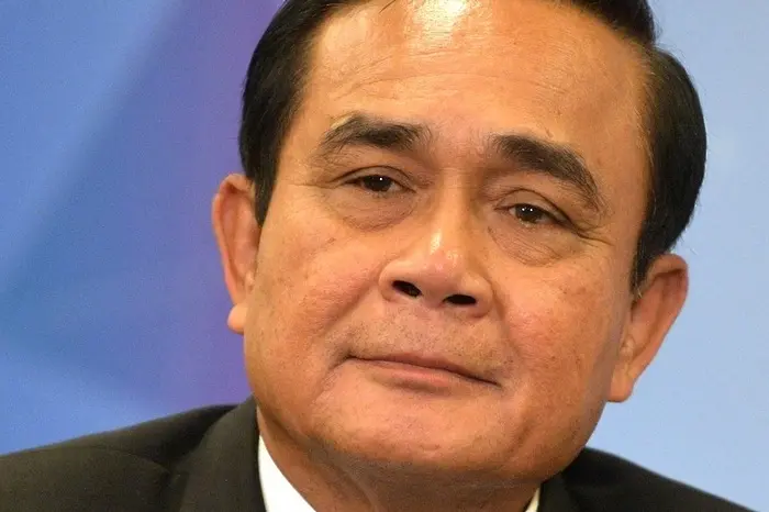 Глобиха тайландския премиер - бил без маска в сграда