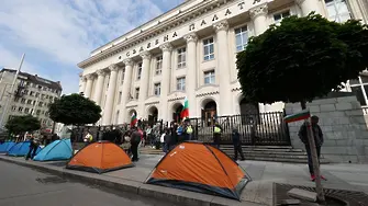 Палатки пред Съдебната палата, искат оставка на Гешев