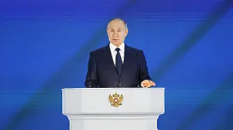 Путин раздава пари. А улиците протестират