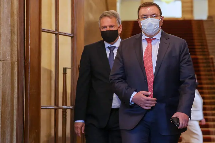 Ангелов с нападки  към Кацаров - министърът разколебавал хората да се ваксинират
