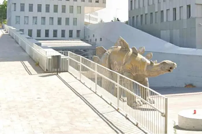 Откриха мъртъв мъж в статуя на динозавър в Испания