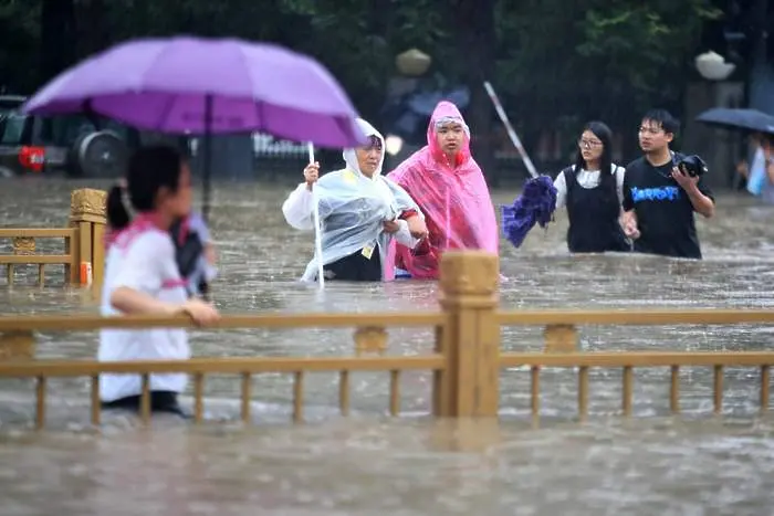 Китай взриви язовирна стена, за да отклони наводнения