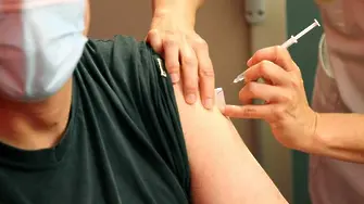 Повече от половината граждани на ЕС имат по две ваксини срещу COVID-19