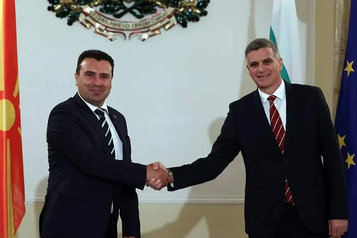 Заев в София: Ще впишем българите в конституцията