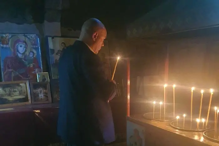Кьовеши идва в София, Гешев пали свещ във Велико Търново
