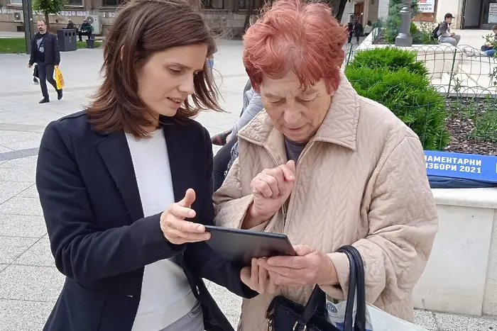 Как се гласува с машина – „Демократична България“ с акция по улиците
