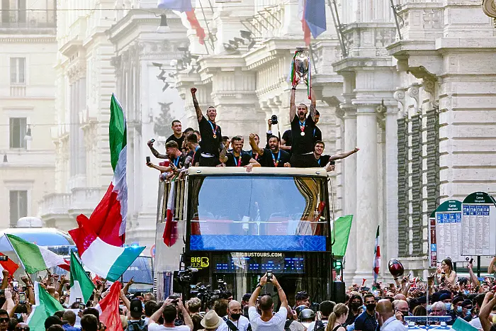 Шампионите от Евро 2020 на парад през Вечния град (СНИМКИ)