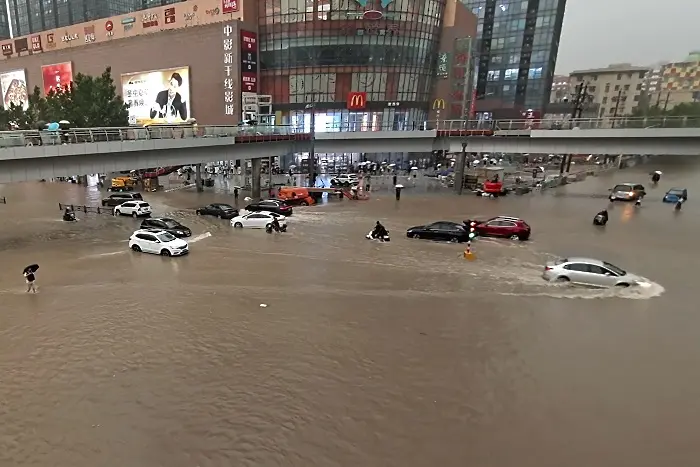 Най-голямото наводнение в Централен Китай от 1000 години насам (ВИДЕО)