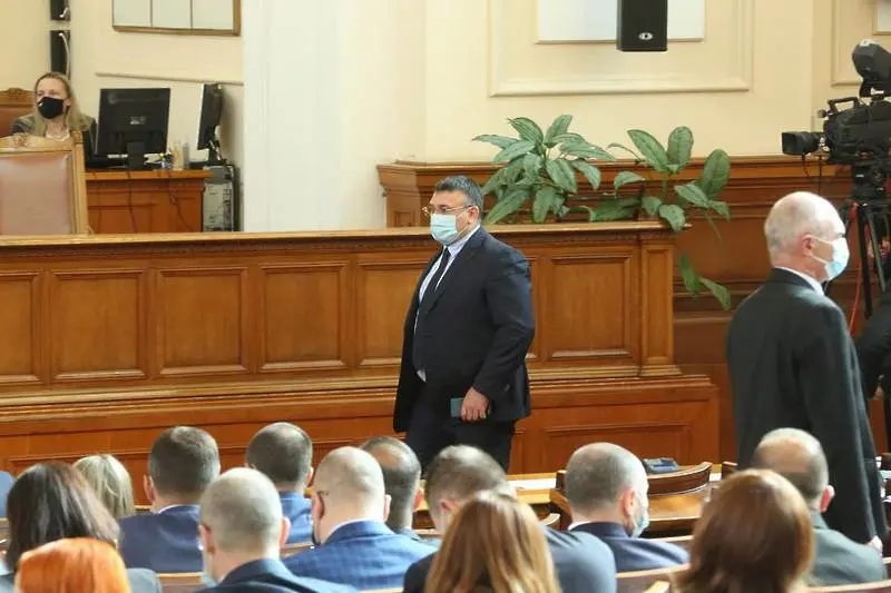 Парламентът ще разследва полицейското насилие от протестите. Но без Младен Маринов