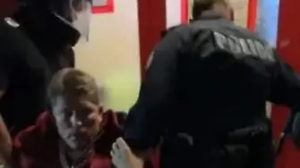 Шеф на ЦСКА-София ударен с бутилка, полицаи го влачат към съблекалнята (ВИДЕО)