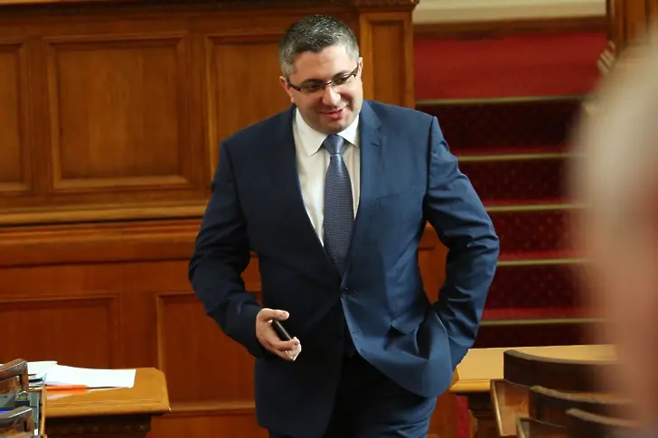 Николай Нанков плаши говорителя на служебния кабинет със съд заради пътните договори