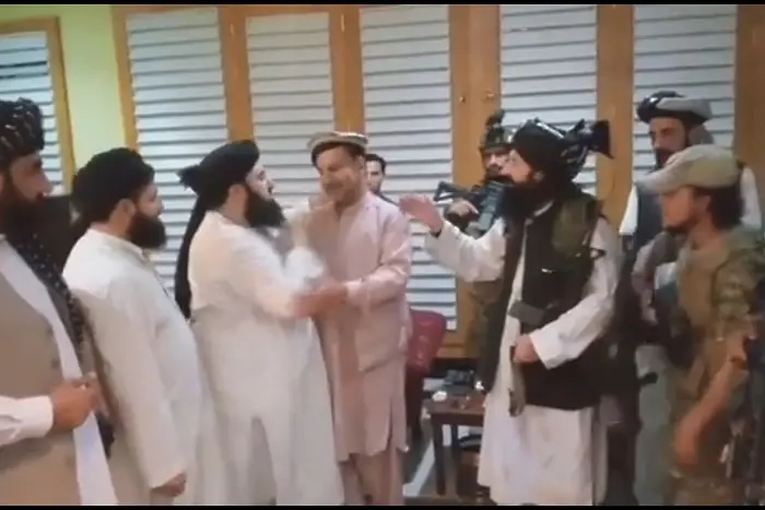 Братът на избягалия афганистански президент се врече във вярност на талибаните