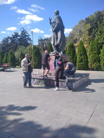 Млади българи почистиха паметник на Гоце Делчев в Скопие