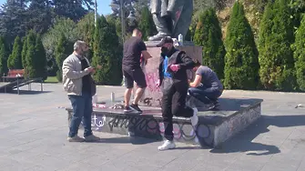 Млади българи почистиха паметник на Гоце Делчев в Скопие