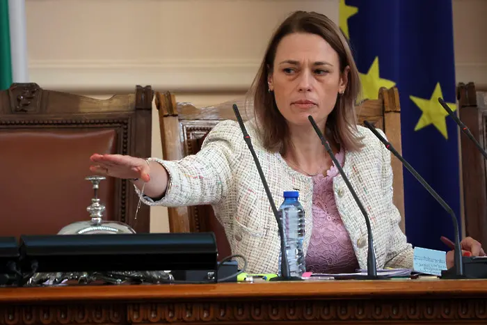 Парламент на финала: Ива Митева няма да свика извънредно заседание