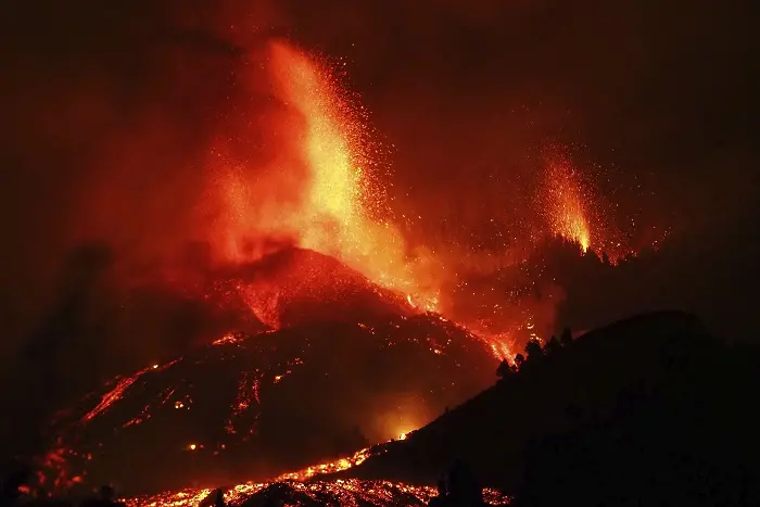 Изригнал вулкан унищожи 100 къщи в Ла Палма, Испания (ВИДЕО)