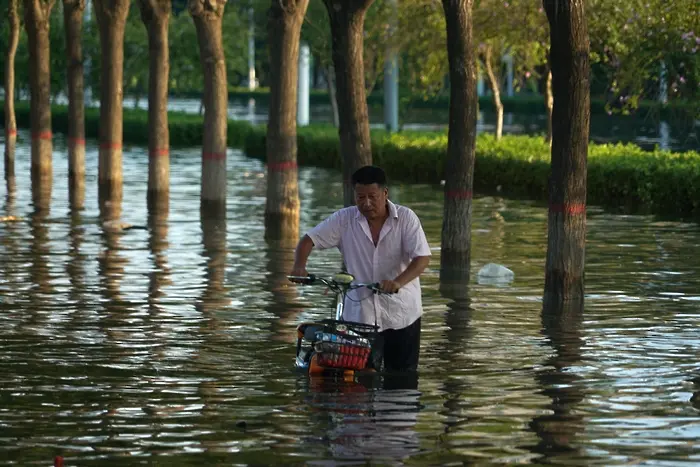 Над 300 са вече жертвите от наводненията в Китай
