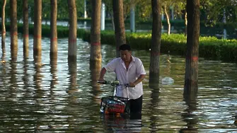 Над 300 са вече жертвите от наводненията в Китай
