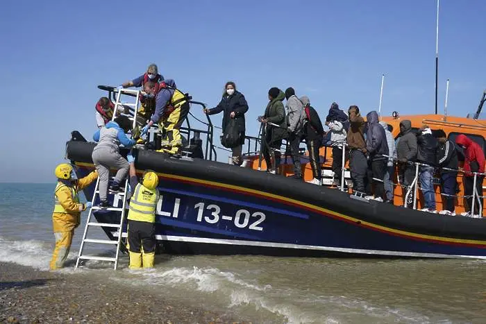Великобритания ще отклонява в морето кораби с мигранти, прекосяващи Ламанша