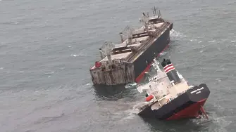 Панамски кораб се разцепи на две край Япония