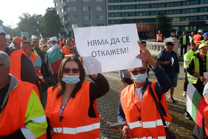 Протест на пътни строители блокира центъра на София