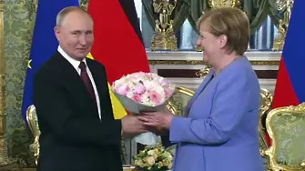 Путин посрещна Меркел с китки и Guten tag