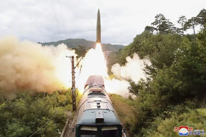 Северна Корея изстреляла 2 балистични ракети от влак