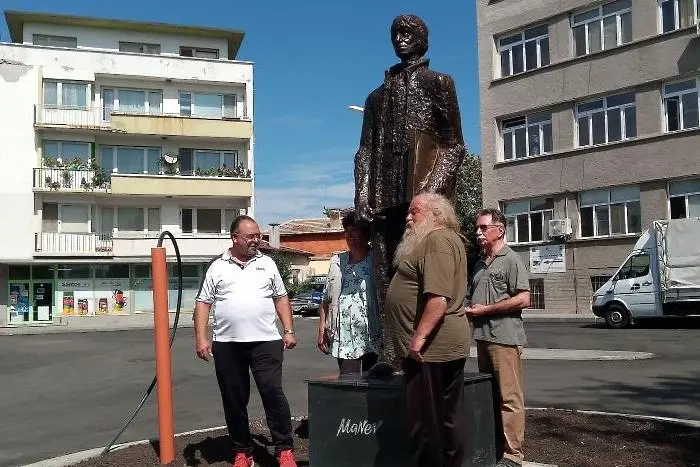 Откриха паметник на Никола Манев в Чирпан