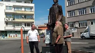 Откриха паметник на Никола Манев в Чирпан