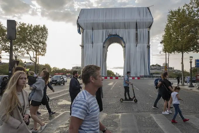 Вижте как опаковаха Триумфалната арка по проект на Кристо