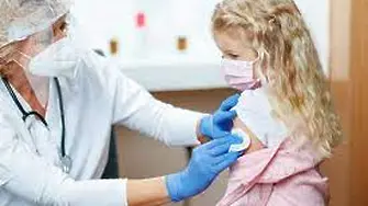 Британски експерт препоръчва ваксинацията на децата срещу COVID-19