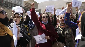Десетки жени на протест пред президентския дворец в Кабул
